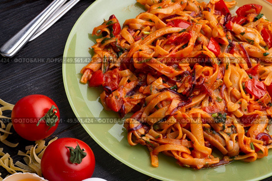  italian pasta with tomatos and herbs on dark wooden table. italian pasta recipe.  close up. Стоковое фото, агентство Ingram Publishing / Фотобанк Лори