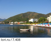 Лодка в море и холм. Стоковое фото, фотограф Маргарита Лир / Фотобанк Лори