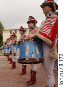 Строй девушек-гусар на празднике (2006 год). Редакционное фото, фотограф Vladimir Fedoroff / Фотобанк Лори