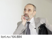 Задумавшийся офисный работник. Стоковое фото, фотограф Леонид Козлов / Фотобанк Лори