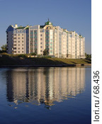 Элитный "Дом на набережной" и его отражение в реке Ока в городе Орле (2007 год). Стоковое фото, фотограф Чертопруд Сергей / Фотобанк Лори