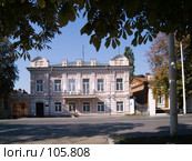 Дом купца Кирюнина в обрамлении листвы, г. Новочеркасск (2006 год). Стоковое фото, фотограф Борис Панасюк / Фотобанк Лори