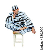 Курящий заключенный The prisoner smokes a cigarette. Стоковое фото, фотограф hunta / Фотобанк Лори