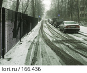 Следы автомобилей. Заснеженная дорога возле станции Солнечная и школы № 1000 в Москве (2007 год). Редакционное фото, фотограф ДЕНЩИКОВ Александр Витальевич / Фотобанк Лори