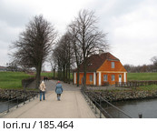 Зеландия. Мост и рыжий дом (2008 год). Редакционное фото, фотограф Георгий Ильин / Фотобанк Лори