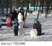 Дети лепят снеговика (2008 год). Редакционное фото, фотограф Антон Алябьев / Фотобанк Лори