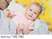 Улыбающийся мальчик в постели с соской. Стоковое фото, фотограф Круглов Олег / Фотобанк Лори