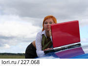 Девушка работает за ноутбуком на капоте автомобиля. Стоковое фото, фотограф Наталья Белотелова / Фотобанк Лори