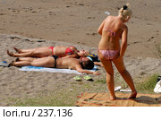 Три женщины загорают на песчаном пляже. Абхазия. Гагры. (2006 год). Редакционное фото, фотограф Виктор Филиппович Погонцев / Фотобанк Лори
