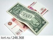 Купюры в 1 доллар и 5000 рублей лежащие крест накрест. Стоковое фото, фотограф Круглов Олег / Фотобанк Лори