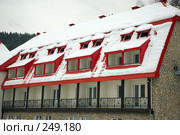 Крыша горного отеля, покрытая снегом (2008 год). Редакционное фото, фотограф Игорь Жоров / Фотобанк Лори