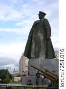 Город Киров, памятник маршалу Коневу, вывезенный из Польши (2006 год). Редакционное фото, фотограф Солодовникова Елена / Фотобанк Лори