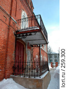 Старые декоративные кованые решетки, украшающие крыльцо и балкон (2005 год). Стоковое фото, фотограф Ольга Дроздова / Фотобанк Лори