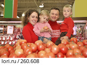 Родители с детьми в сумермаркете. Стоковое фото, фотограф Losevsky Pavel / Фотобанк Лори
