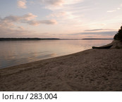 Лодка на песке (2008 год). Редакционное фото, фотограф Алина Голышева / Фотобанк Лори