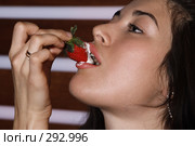 Красивая девушка ест клубнику. Стоковое фото, фотограф Максим Соколов / Фотобанк Лори