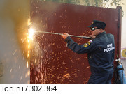 Сотрудник МЧС показывает современный автогенный аппарат (2007 год). Редакционное фото, фотограф Дмитрий Неумоин / Фотобанк Лори