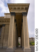 Новосибирск. Колоннада театра Оперы и Балета (2008 год). Стоковое фото, фотограф Julia Nelson / Фотобанк Лори