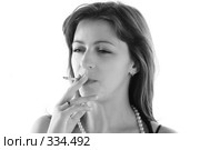 Курящая женщина. Монохром. Стоковое фото, фотограф Наталья Белотелова / Фотобанк Лори