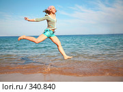 Девушка парит над морем. Стоковое фото, фотограф Losevsky Pavel / Фотобанк Лори