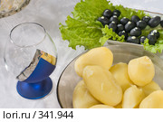 Сервировка стола. Варёный картофель и маслины. Стоковое фото, фотограф Федор Королевский / Фотобанк Лори