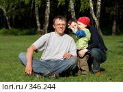 Счастливая семья на зеленой траве (2008 год). Редакционное фото, фотограф Сергей Лешков / Фотобанк Лори