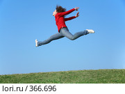 Прыгающая девушка. Стоковое фото, фотограф Losevsky Pavel / Фотобанк Лори