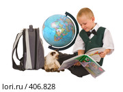 Первоклассник  разглядывает букварь вместе с сиамским котёнком (2008 год). Редакционное фото, фотограф Федор Королевский / Фотобанк Лори