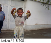 Узбекский мальчик протягивает гроздья винограда (2006 год). Редакционное фото, фотограф Алексей Стоянов / Фотобанк Лори