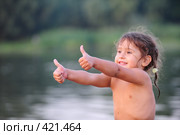 Улыбающаяся девочка на фоне воды показывает знак одобрения. Стоковое фото, фотограф Артём Анисимов / Фотобанк Лори