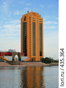 Небоскреб на берегу реки (2008 год). Редакционное фото, фотограф Никончук Алексей / Фотобанк Лори