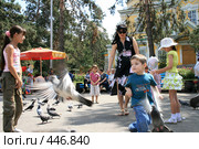 Мальчик ловит голубей (2008 год). Редакционное фото, фотограф Никончук Алексей / Фотобанк Лори