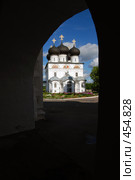 Киров. Вятка. Собор Успения Богородицы. Вид из под арки. (2008 год). Стоковое фото, фотограф Ольга Визави / Фотобанк Лори