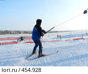 Горнолыжник поднимается при помощи бугельного подъемника. Стоковое фото, фотограф Вера Тропынина / Фотобанк Лори