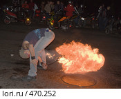 Файр-шоу. Человек-дракон плюется огнем (2008 год). Редакционное фото, фотограф Эдуард Межерицкий / Фотобанк Лори