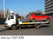 Автоэвакуатор отвозит красную машину. Стоковое фото, фотограф Ольга Визави / Фотобанк Лори