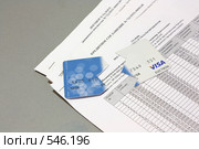 Сломанная пластиковая карта на фоне кредитного договора - невозможность расплатиться по кредиту (2008 год). Редакционное фото, фотограф Анна Игонина / Фотобанк Лори
