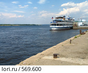 Теплоход "Федор Гладков" у пристани на Каме. Город Пермь. Редакционное фото, фотограф Самохвалов Артем / Фотобанк Лори