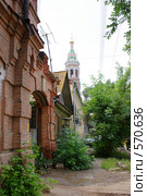 Старые дома и церковь на старой улице в городе Астрахани (2008 год). Стоковое фото, фотограф Parmenov Pavel / Фотобанк Лори