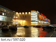 Автостоянка перед входом в ТРК "Гранд Каньон" (г. Санкт-Петербург) (2008 год). Редакционное фото, фотограф Самохвалов Артем / Фотобанк Лори
