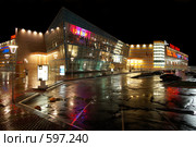 У ТРК "Гранд Каньон" ночью (г. Санкт-Петербург) (2008 год). Редакционное фото, фотограф Самохвалов Артем / Фотобанк Лори