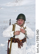 Участник военно-исторического клуба в форме бойца РККА в каске и маскхалате (2006 год). Редакционное фото, фотограф Виктор Филиппович Погонцев / Фотобанк Лори