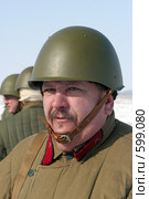 Участники военно-исторического клуба в форме бойца РККА в каске и телогрейке (2006 год). Редакционное фото, фотограф Виктор Филиппович Погонцев / Фотобанк Лори