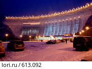 Саяно-Шушенская ГЭС вечером с подсветкой (2008 год). Редакционное фото, фотограф Игорь Боголюбов / Фотобанк Лори