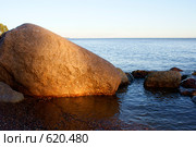 Валун в лучах света. Стоковое фото, фотограф Петров Александр / Фотобанк Лори
