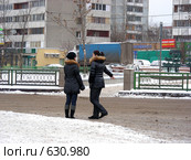 Две девушки ловят машину (2008 год). Редакционное фото, фотограф lana1501 / Фотобанк Лори