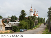 Пейзаж в городе Тотьме с церковью на пригорке (2008 год). Редакционное фото, фотограф Солодовникова Елена / Фотобанк Лори