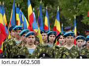 Строй молодых людей в камуфляже на фоне знамен Войска донского (2005 год). Редакционное фото, фотограф Виктор Филиппович Погонцев / Фотобанк Лори