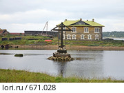 Крест в бухте в память утопленных заключенных (2008 год). Редакционное фото, фотограф Parmenov Pavel / Фотобанк Лори