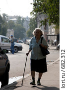 Пенсионерка на улице. Садовнический проезд. Москва (2008 год). Редакционное фото, фотограф Юрий Синицын / Фотобанк Лори